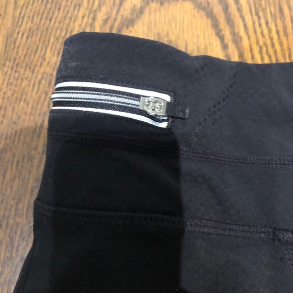 🌸 ATHLETA 🏋🏻‍♀️ Capri reflective -M - pockets - Picture 2 of 6